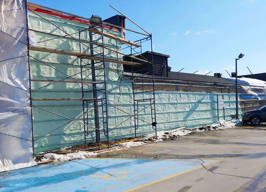 Bâtiment commercial centre d'achats isolation uréthane giclé par l'extérieur à Laval